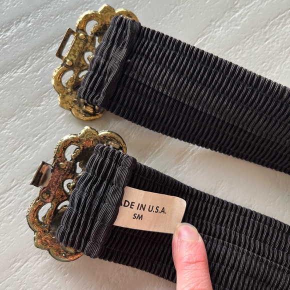 Vintage 80s Black Elastic Cinch Belt with Gold Ornate Buckle - Picture 4 of 4